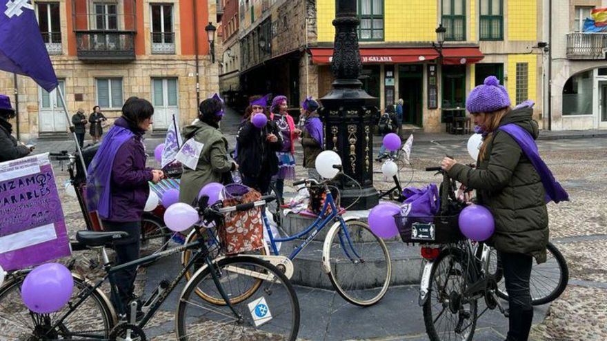 Participantes en la actividad, en la plaza Mayor. | LNE
