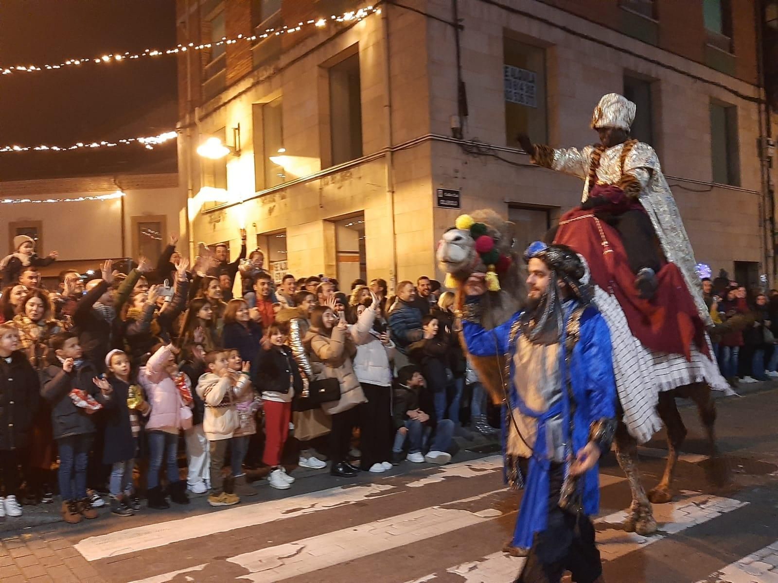 Los Reyes, en dromedario en la Pola: así ha sido la cabalgata de la capital sierense