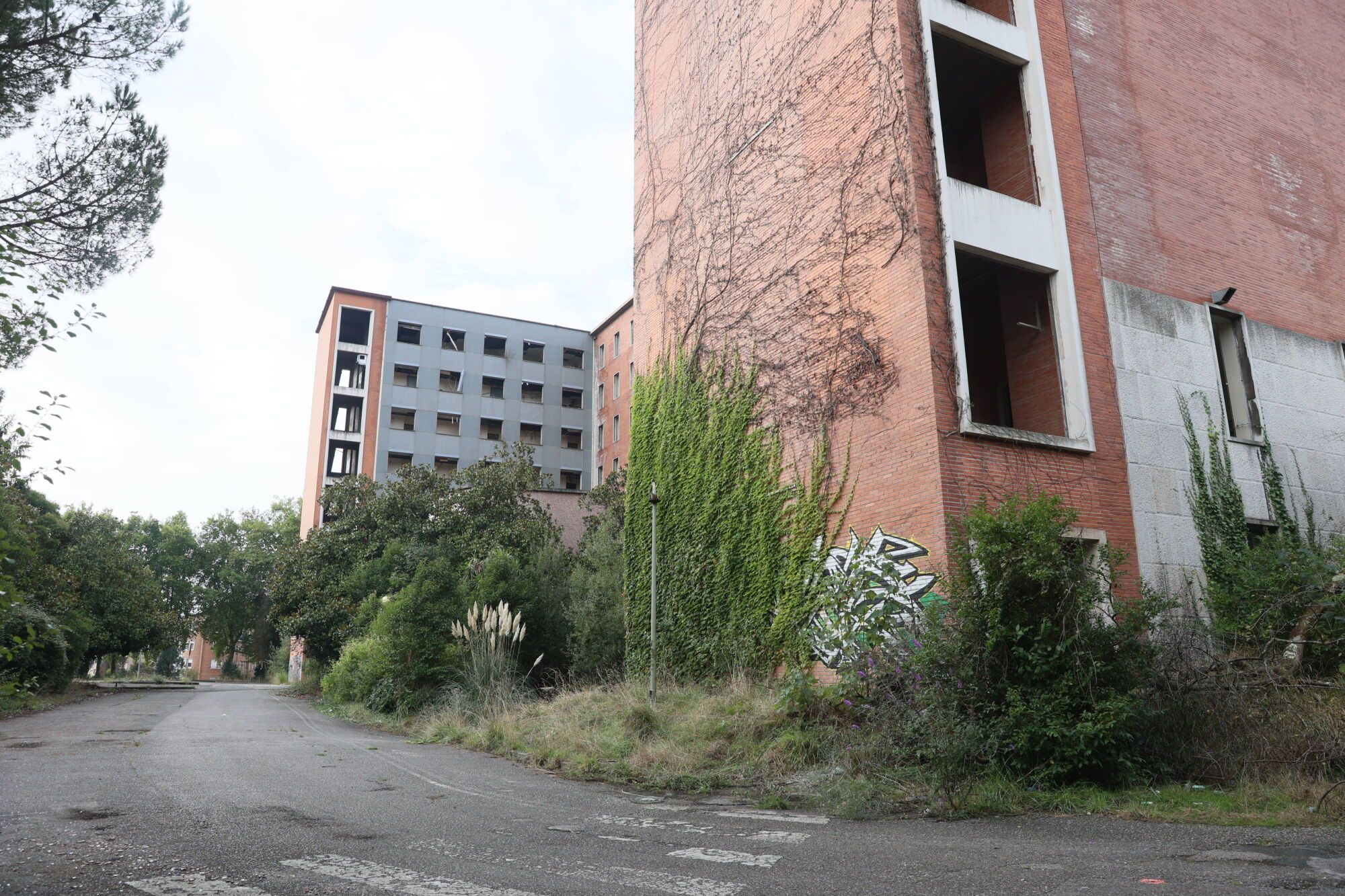 Viejo HUCA. Recorrido por cómo está el viejo hospital.