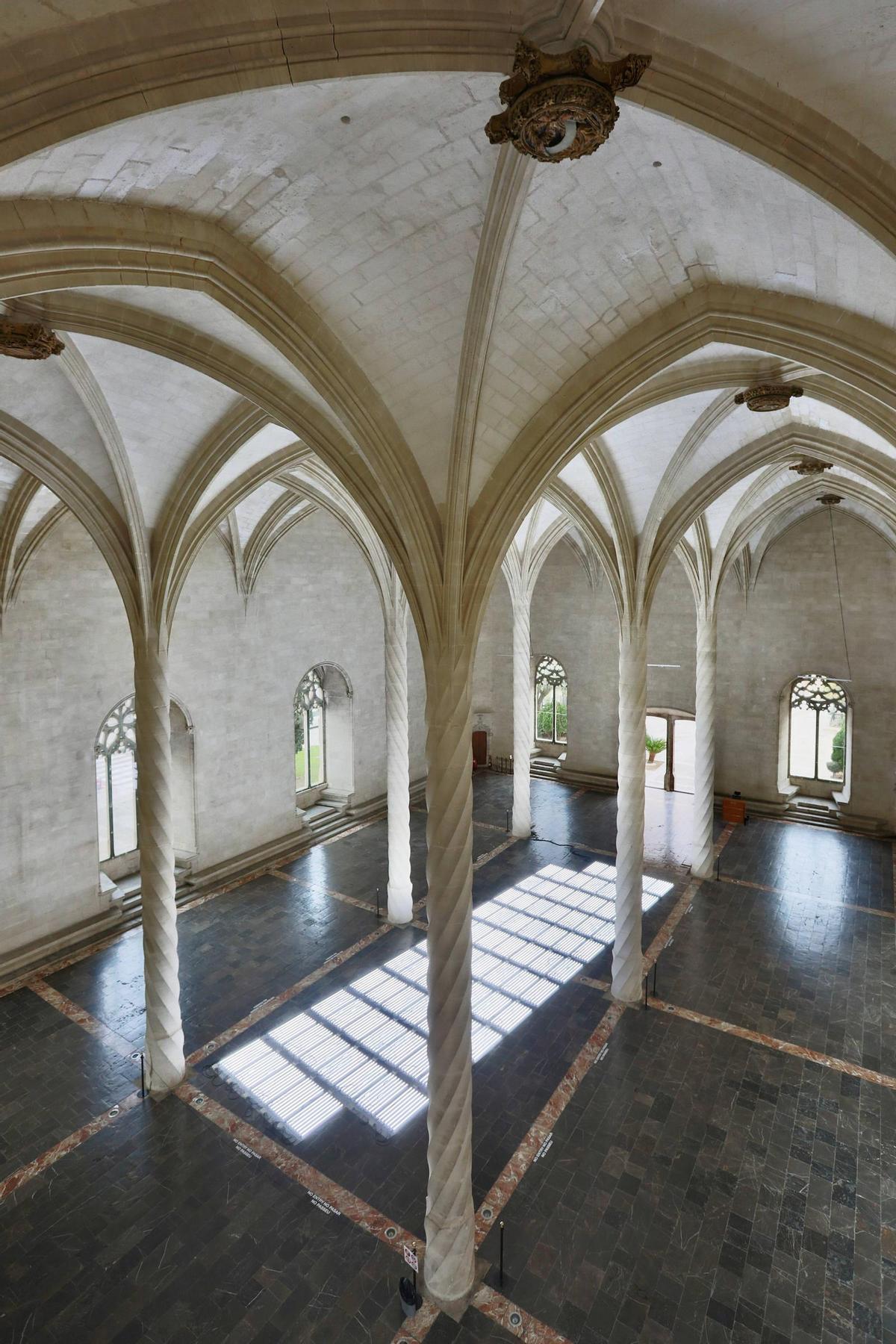 Pedro Cabrita Reis ließ die Llotja 2023 mit seiner Installation „Mar Interior“ erstrahlen. Sie bestand aus 700 Leuchtröhren, die die Kannelierung der gedrehten Säulen aufgreifen sollten.