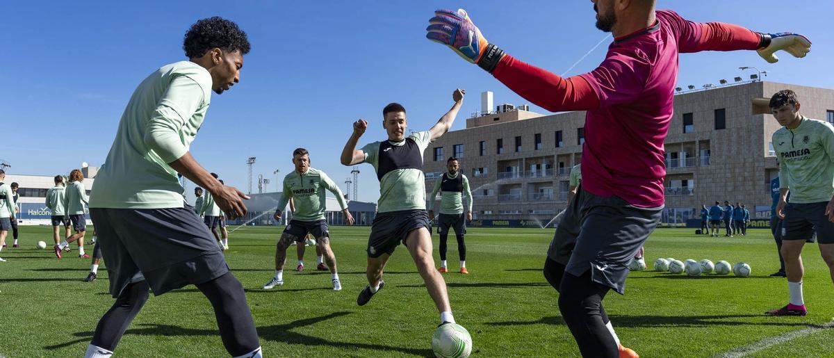 Juan Foyth, en el centro de uno de los rondos en la sesión de entrenamiento del miércoles en la Ciudad Deportiva, junto con Mojica, Alberto Moreno y Reina.