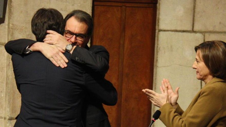 Carles Puigdemont i Artur Mas s&#039;abracen en presència de Carme Forcadell