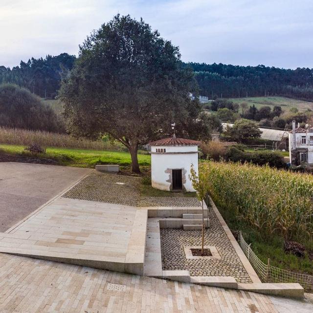 Praza do Pombal de San Miguel de Vilela, de Carballo.