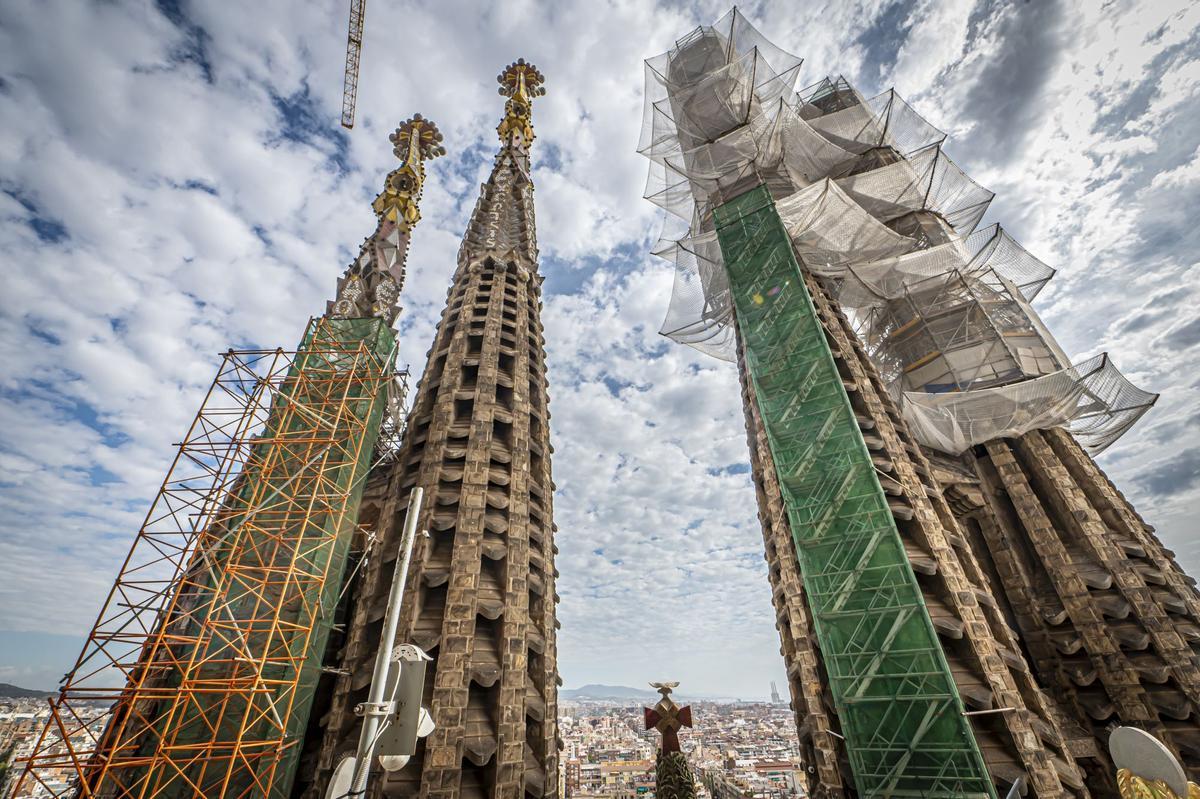 Dos colosales figuras de mármol griego de Thasos, el más blanco del mundo, aguardan a los pies del templo de la Sagrada Família para ser alzadas en octubre a la cima de las torres dedicadas a los evangelistas Juan y Mateo, la primera, como marca la tradición cristiana, un águila, y la segunda, con un esculpido que a veces confunde incluso a los más creyentes, con el aspecto de un hombre alado, sin que eso sea exactamente un ángel.