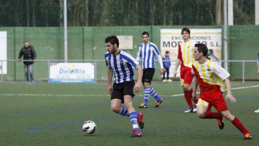 Un jugador del Alertanavia presiona a un jugador del Bahía durante el partido de ayer (0-0). // Carmen Gimenez