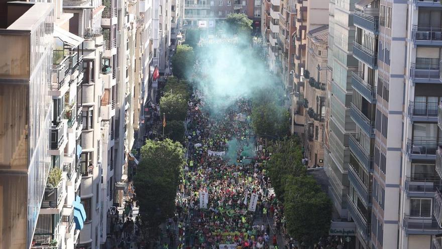 Clamor conjunto de profesores y familias en una nueva manifestación masiva: 