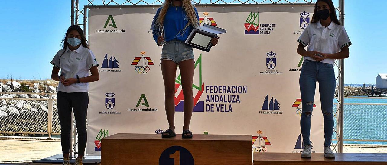 La regatista pitiusa Zoe Fernández, en lo alto del podio femenino juvenil de iQFoil T85.