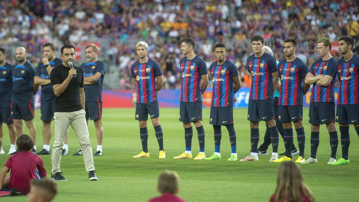 Xavi se dirige al público del Camp Nou durante la presentación de la plantilla para la temporada 2022-23.