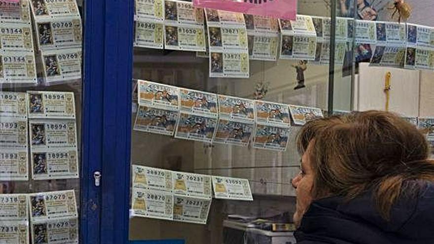 Administración de lotería con venta de billetes para El Niño.