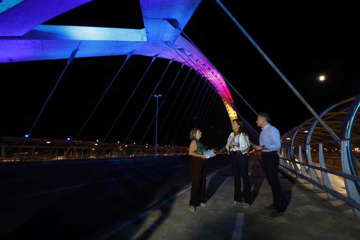 En imágenes | El puente del Tercer Milenio estrena iluminación