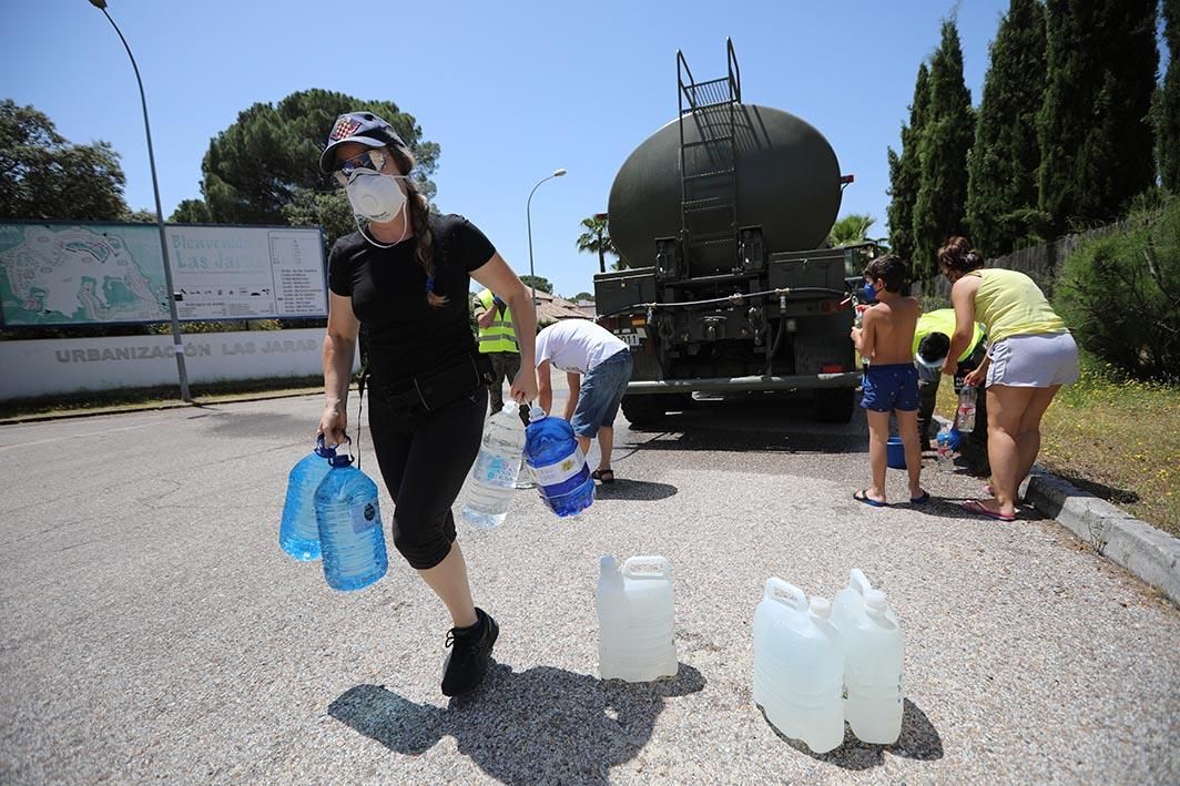 El Ejército y Emacsa reparten agua potable en la urbanización de Las Jaras