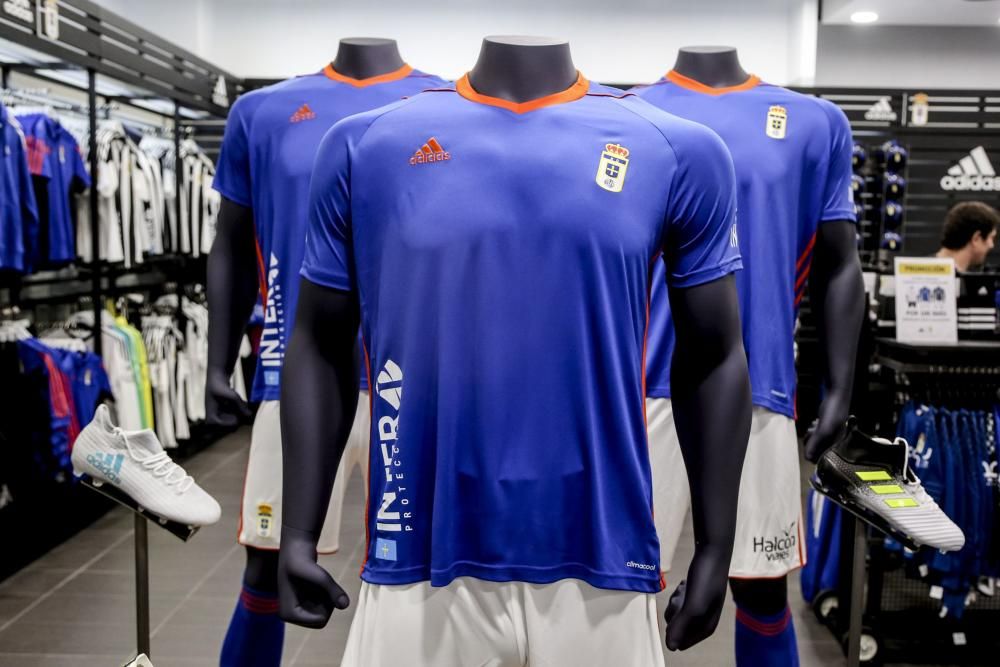 Presentación de la nueva camiseta del Real Oviedo