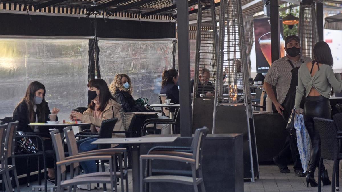 Clientes, en una terraza en Murcia.