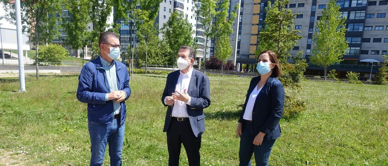 Ángel Rivas, Abel Caballero y Nuria Rodríguez, ayer, en Navia.