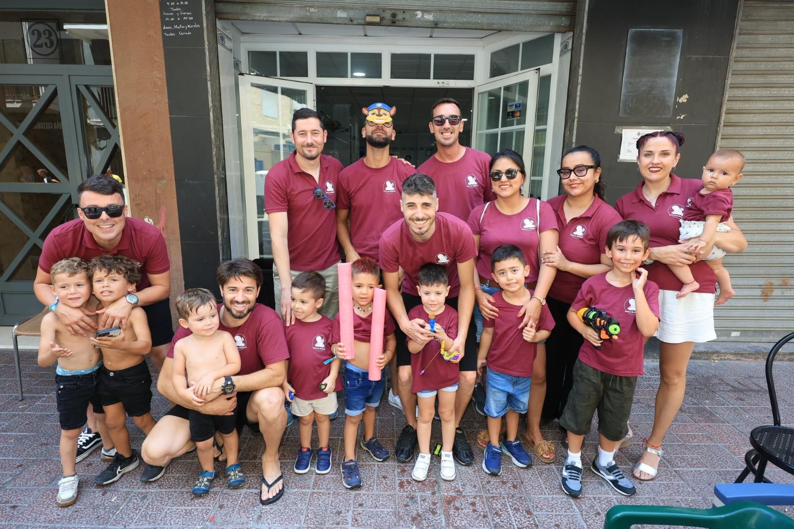 Las collas llenan de color las calles del Grau por Sant Pere
