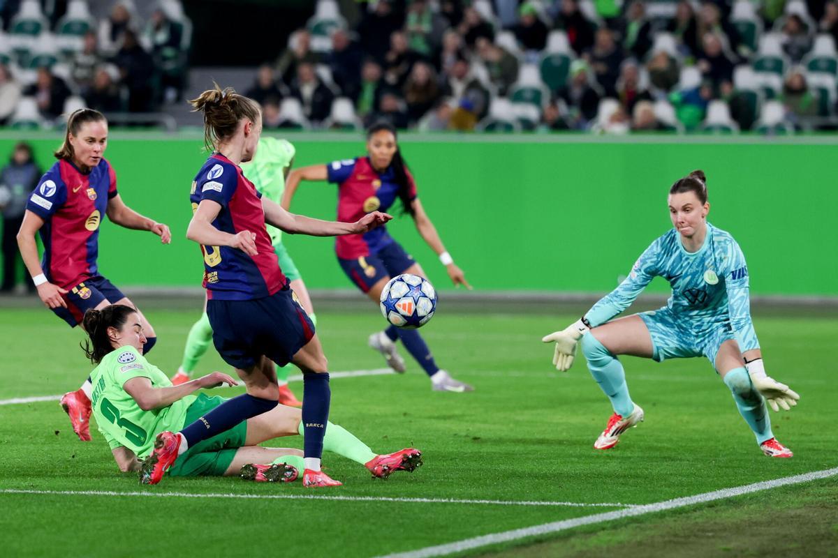 Graham asiste hacia atrás para el primer gol del Barça en Wolfsburgo