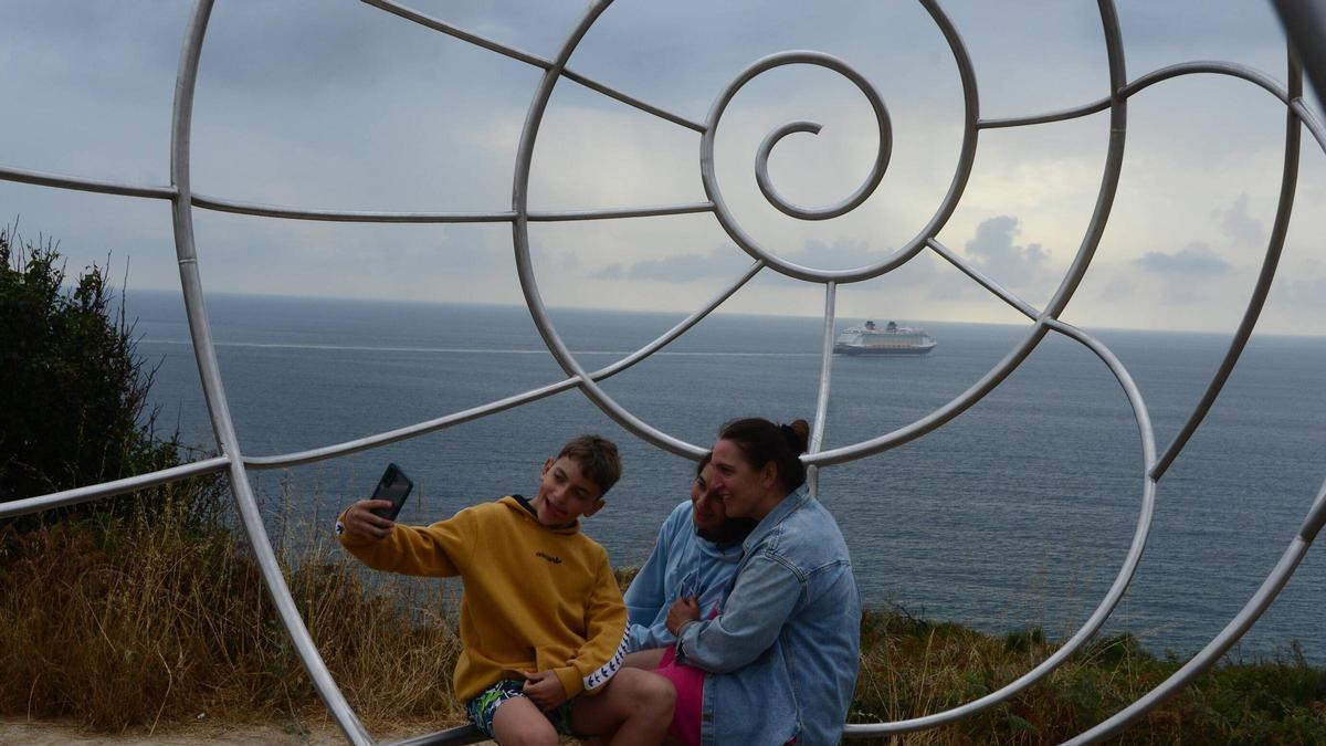 Una familia en la caracola de Cabo Home, en Cangas.