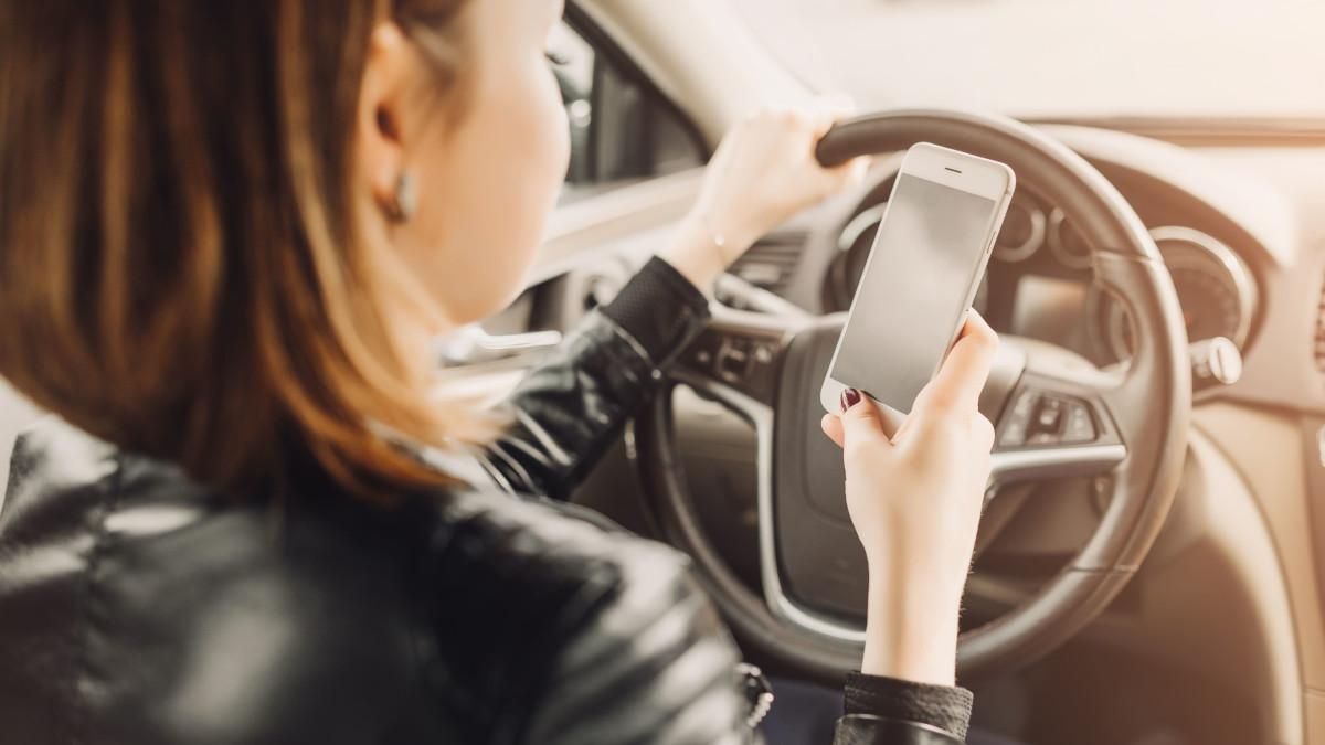 Utilizar el móvil mientras conduces es una acción muy peligrosa