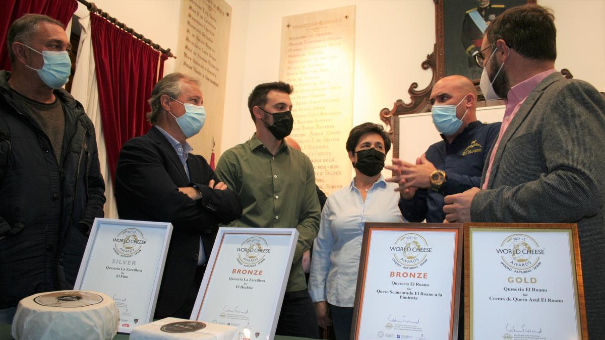 Pedro Giner (5º por la izq.) tras recibir en noviembre pasado un premio por sus quesos.