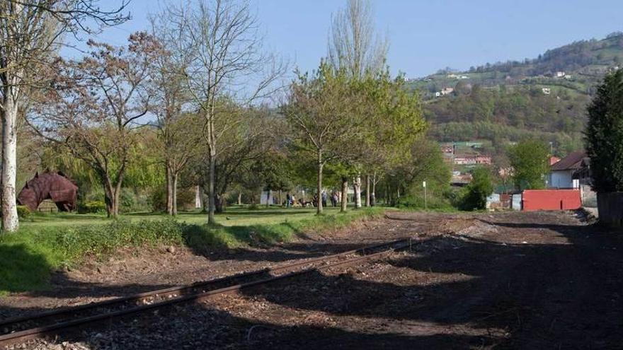 Los terrenos del antiguo ferrocarril minero acondicionados por el Ayuntamiento.