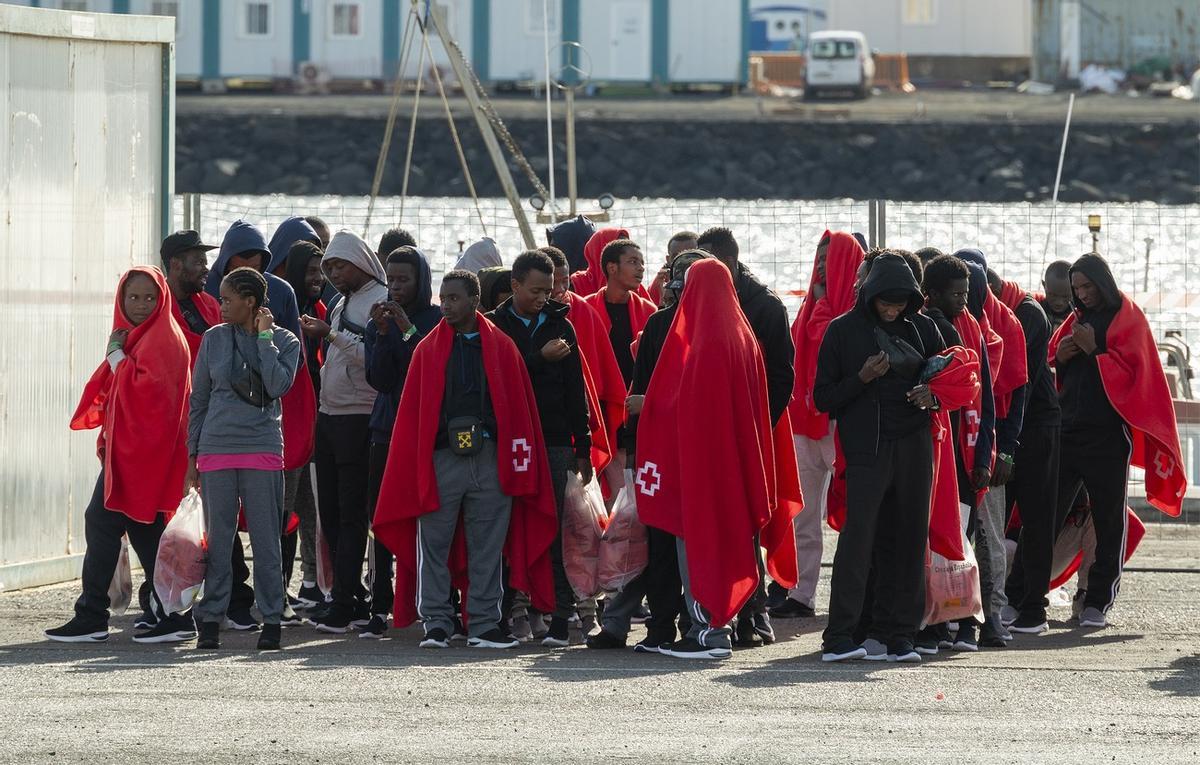 Salvamento rescata a 41 ocupantes de la patera que buscaba, la sexta que llega a Lanzarote
