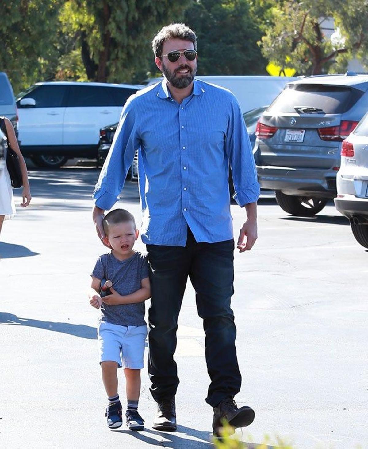 Ben Affleck camina junto a Samuel