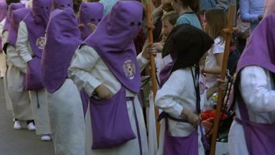 La procesión joven del Cristo del Amor con escolares de Salesianos.