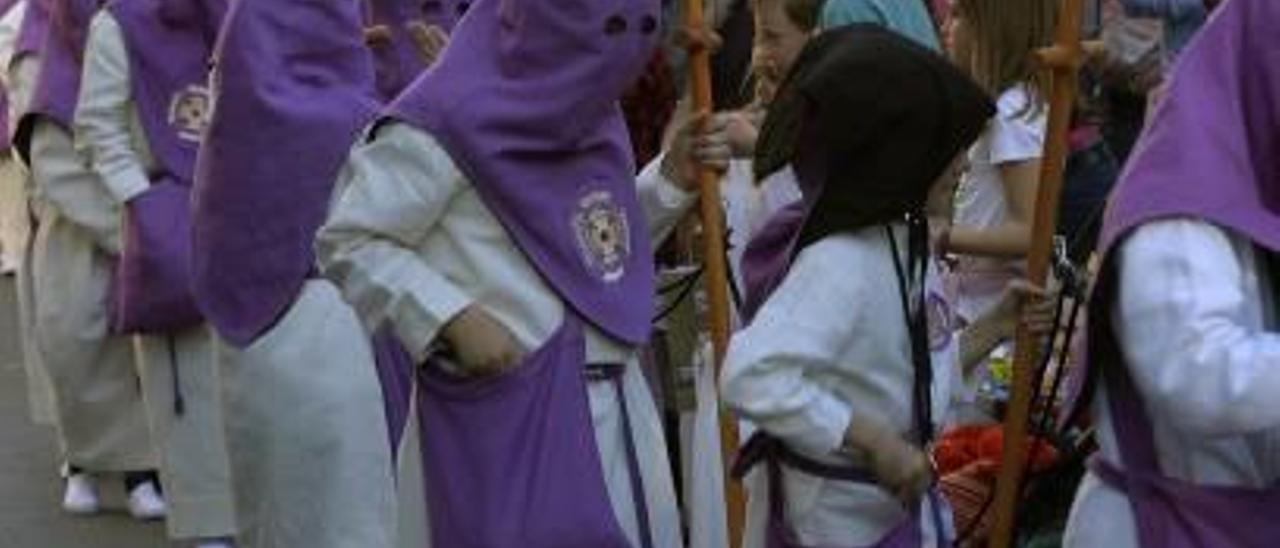 La procesión joven del Cristo del Amor con escolares de Salesianos.