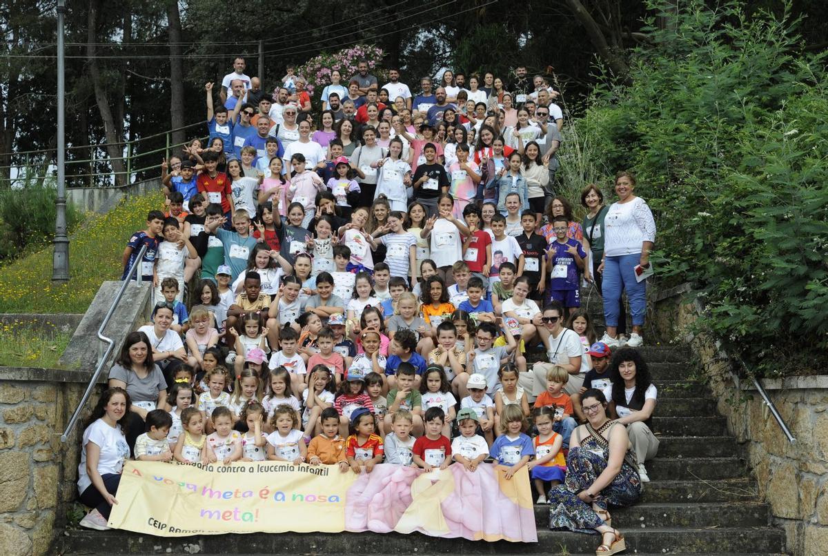 Estudiantes y docentes del CEIP de A Bandeira, en una caminata solidaria. |  Bernabé/Javier Lalín