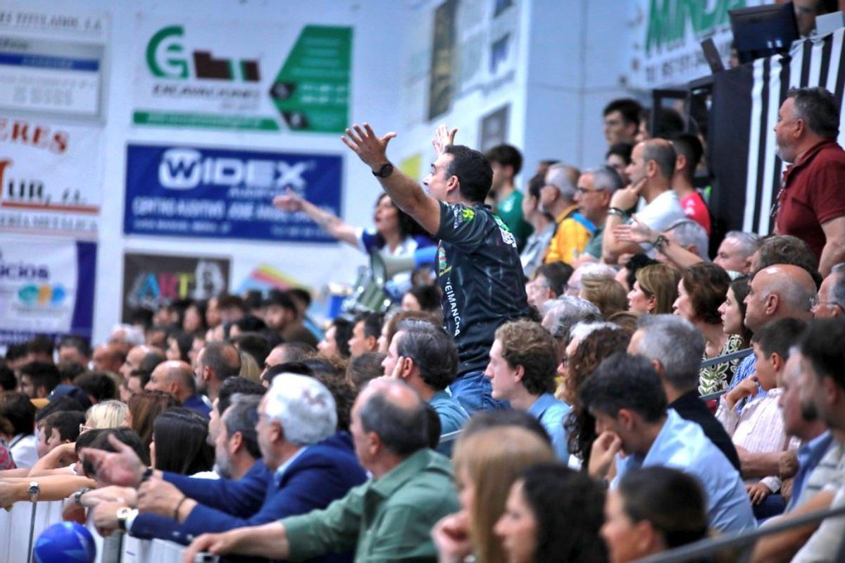 El público de Puente Genil sigue un encuentro del Ángel Ximénez.