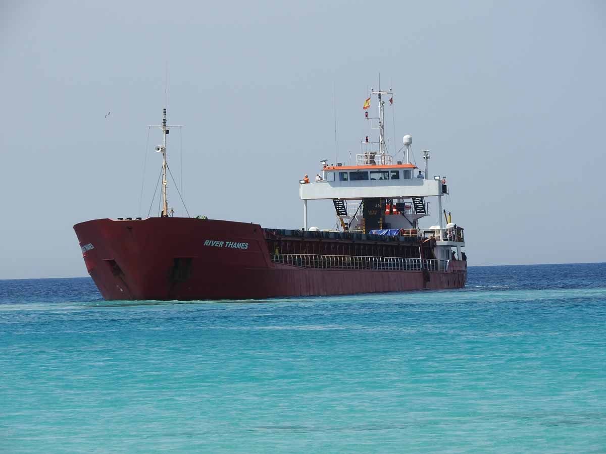 Desencallan el mercante 'River Thames' tras más de cuatro horas de trabajo en Formentera