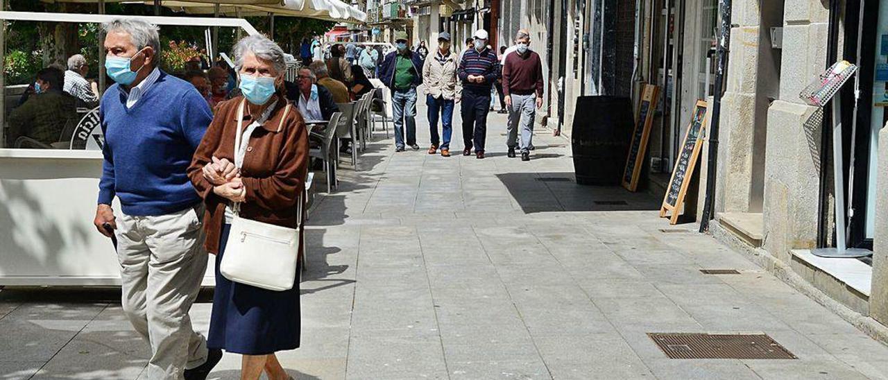 Varios mayores, ayer, caminando por el paseo Eugenio Sequeiros de Cangas.