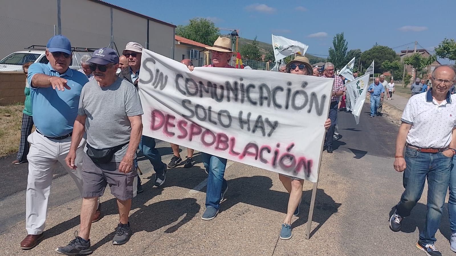 GALERÍA | Protesta en Villardeciervos para reclamar un plan especial para la Sierra de la Culebra
