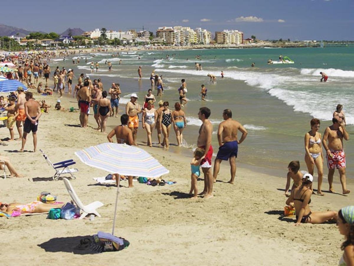 Bañistas en la playa del Arenal de Burriana.