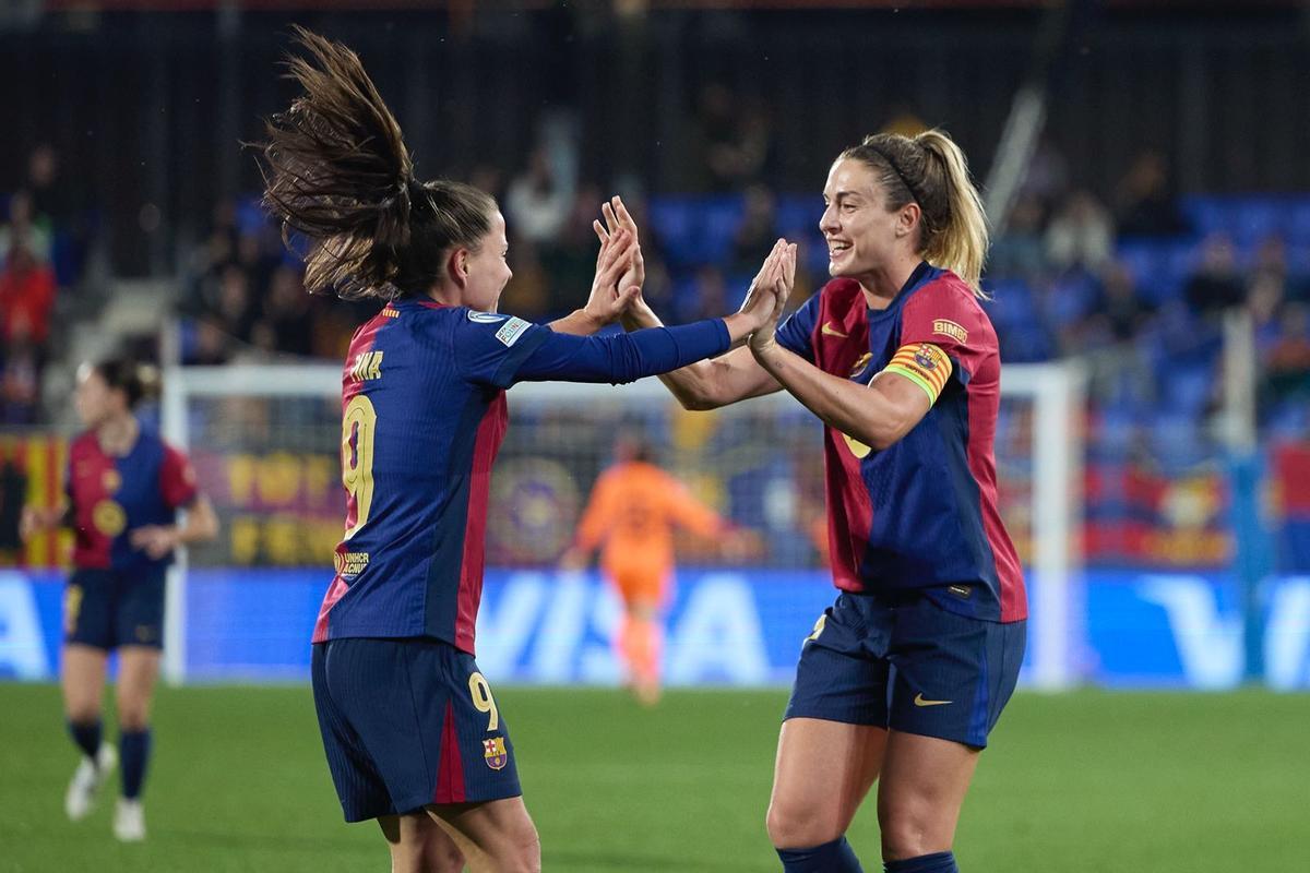 Pina y Alexia celebran un gol ante el Wolfsburgo