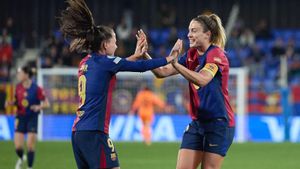 Pina y Alexia celebran un gol ante el Wolfsburgo