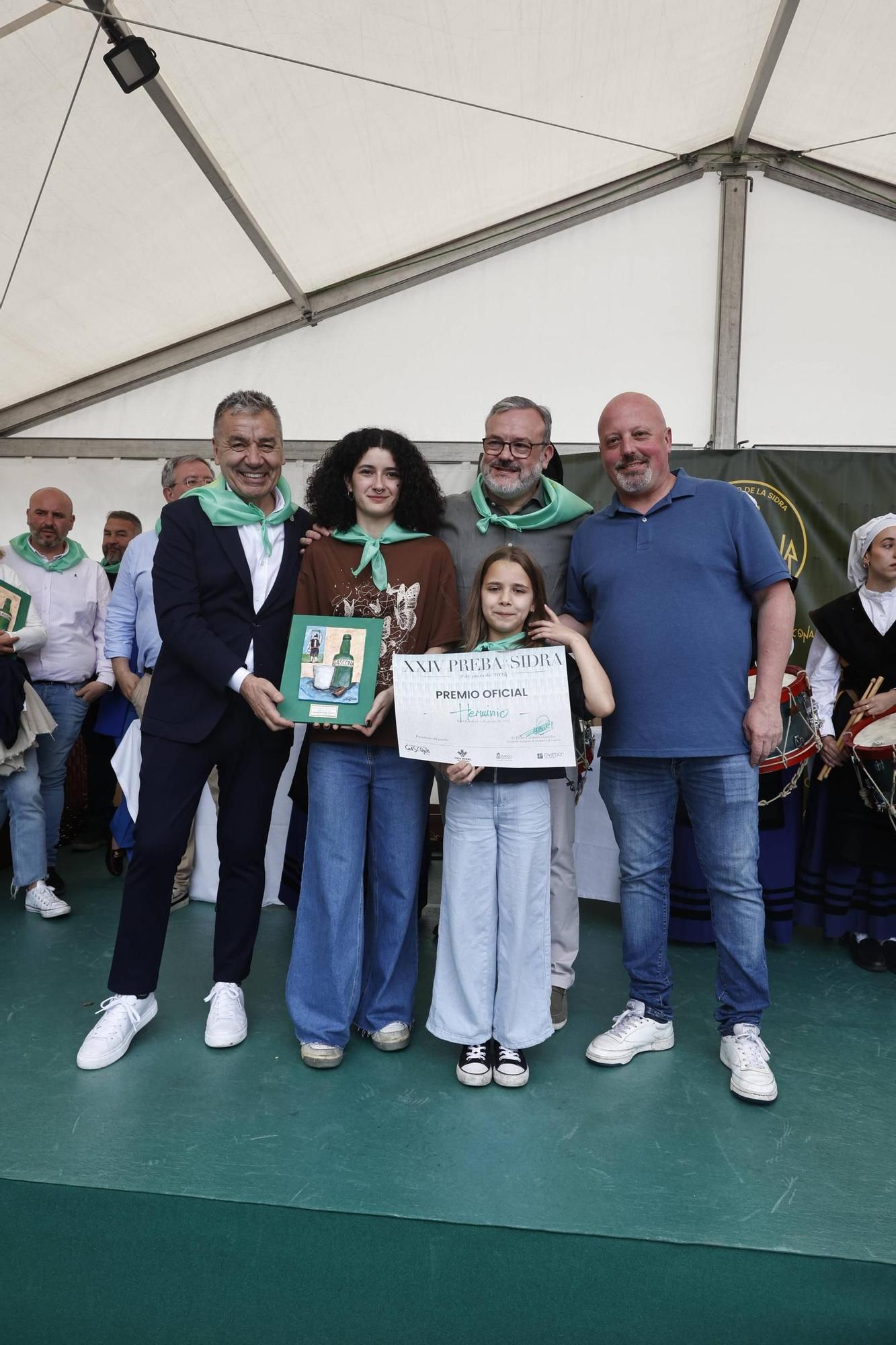 EN IMÁGENES: El buen tiempo y el oviedismo maridan una preba de la sidra multitudinaria en Gascona