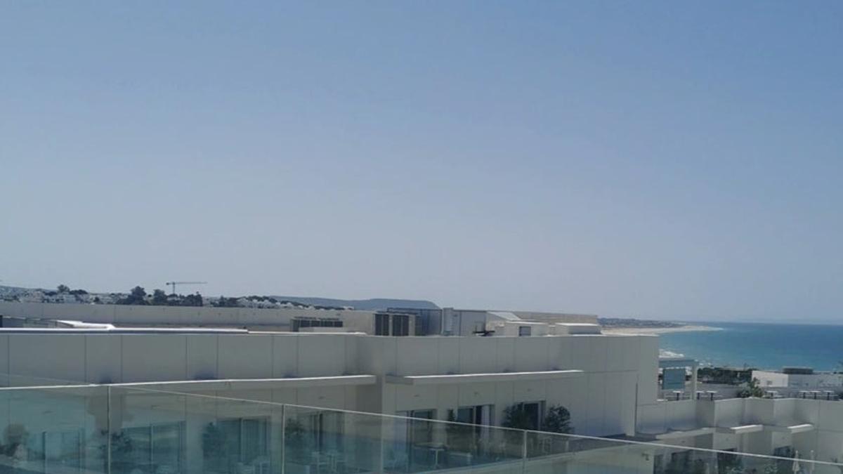 Piscina del Hotel Barceló Conil Playa con cojín de estrella