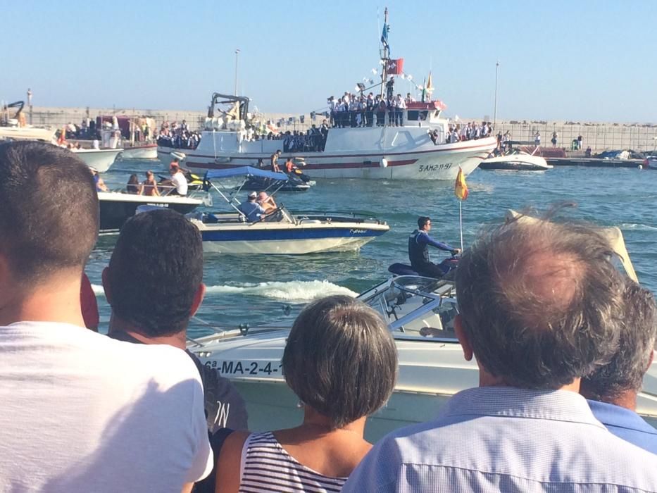 En Marbella, la Virgen del Carmen era embarcada en el puerto deportivo de La Bajadilla acompañada por multitud de barcas