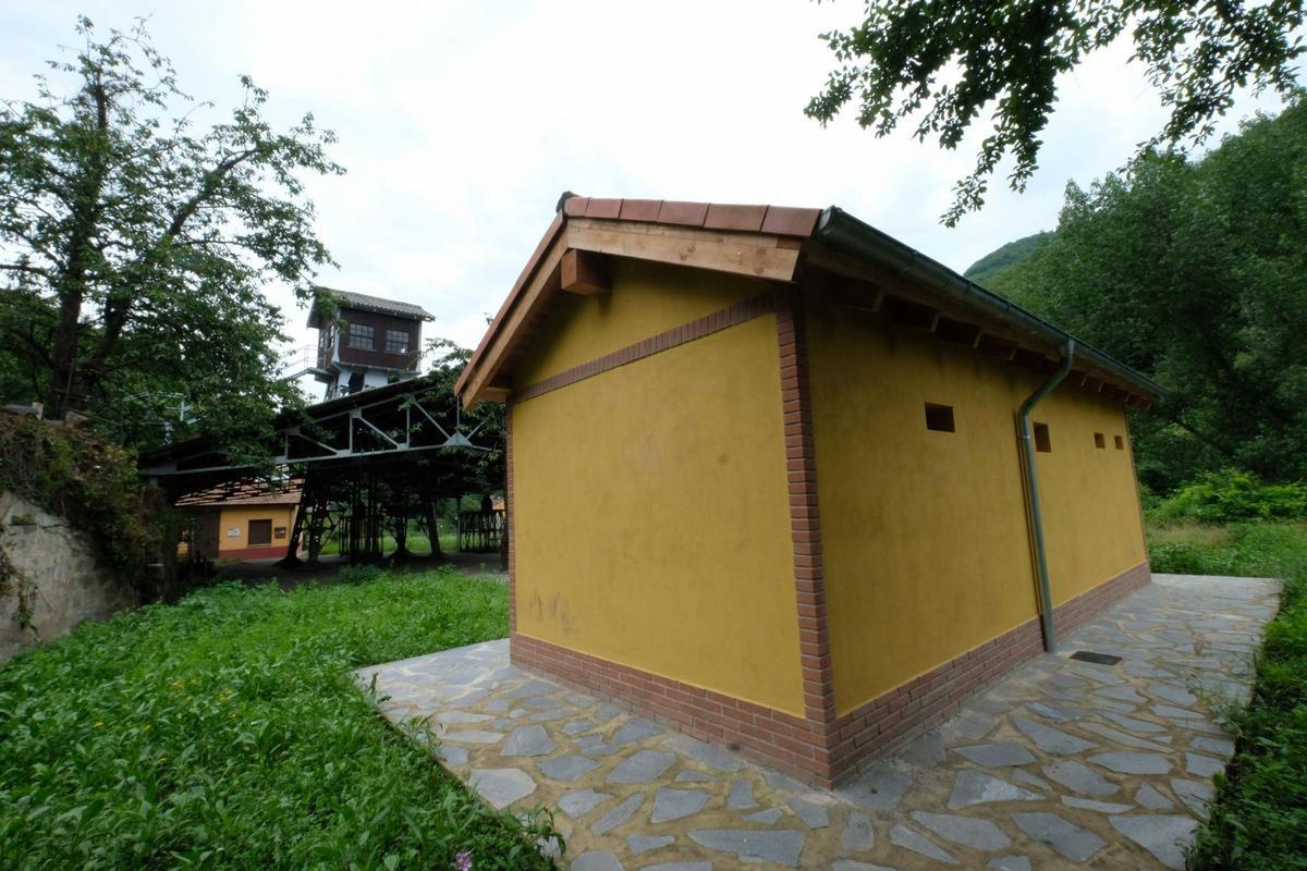 Edificios auxiliares del pozo Espinos, con su característico castillete de madera al fondo.