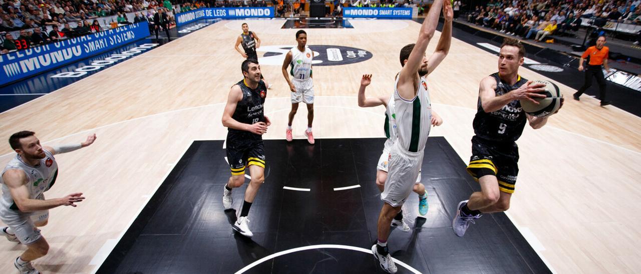 Huertas trata de encontrar a Shermadini en el duelo de la Copa del Rey.