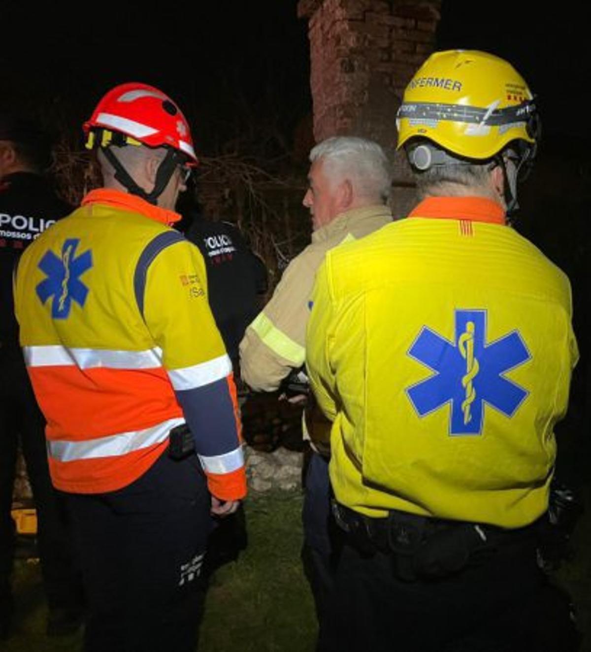 Els Bombers rescaten quatre joves d’un edifici esfondrat