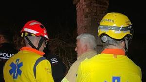 Els Bombers rescaten quatre joves d’un edifici esfondrat