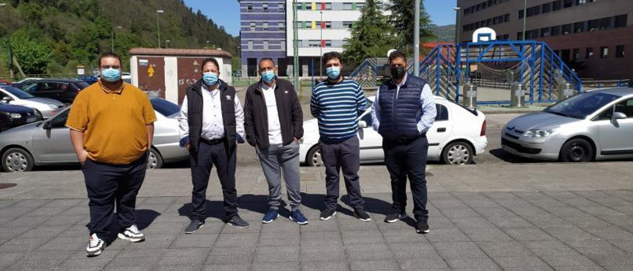 Por la izquierda, Narciso Ferreduela, Narciso Barrul, Rafael Vizarraga, Juan Ferreduela y José Gabarre, en el barrio de Nuevo Santullano. | D. M.