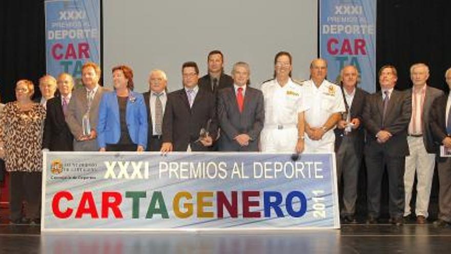 Los galardonados, junto a la alcaldesa, Pilar Barreiro, y el director general de Deportes, Antonio Peñalver, tras recoger sus premios.