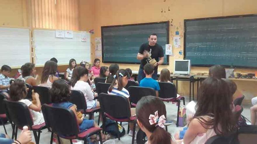 Luis Antonio Pedraza imparte una clase de música al sector infantil .