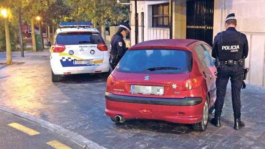 Agentes de la Policía Local en uno de los controles de alcoholemia realizados.