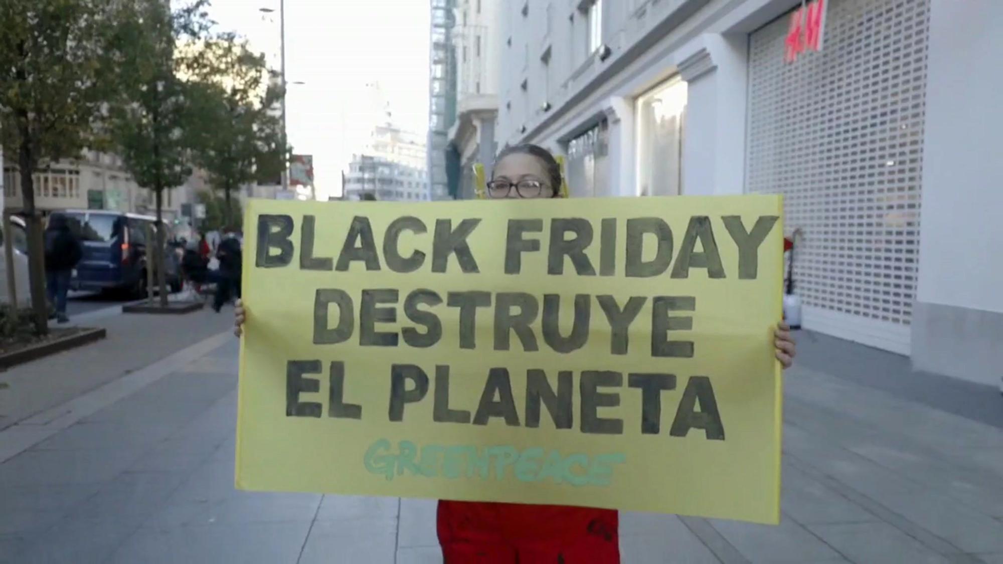 Protesta de Greenpeace contra el Black Friday en Madrid