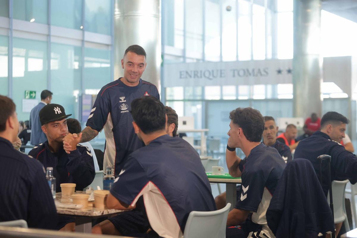 La expedición del Celta ha partido este miércoles desde el aeropuerto de Vigo para cerrar su preparación con dos amistosos contra el Sassuolo y en Nápoles La expedición del Celta ha partido este miércoles desde el aeropuerto de Vigo para cerrar su preparación con dos amistosos contra el Sassuolo y en Nápoles