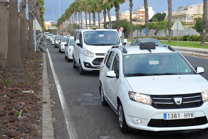 Protesta de taxistas contra el día libre